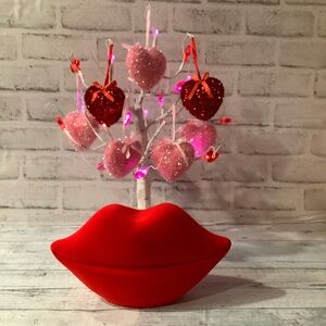 BELLA LUX 10in Flocked Lip Decor